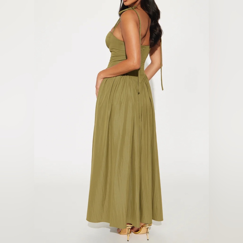 Romantic Flattering Maxi Dress - Picture 4 of 4